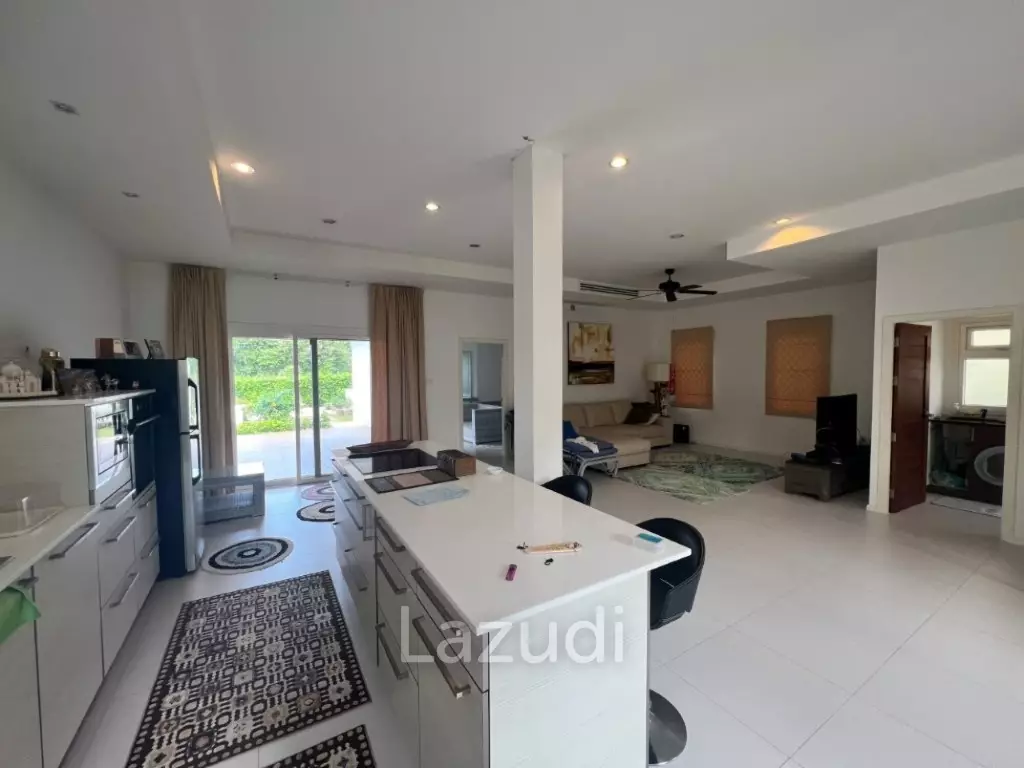 THE VIEWS : Luxury 3 bed pool villa with great views