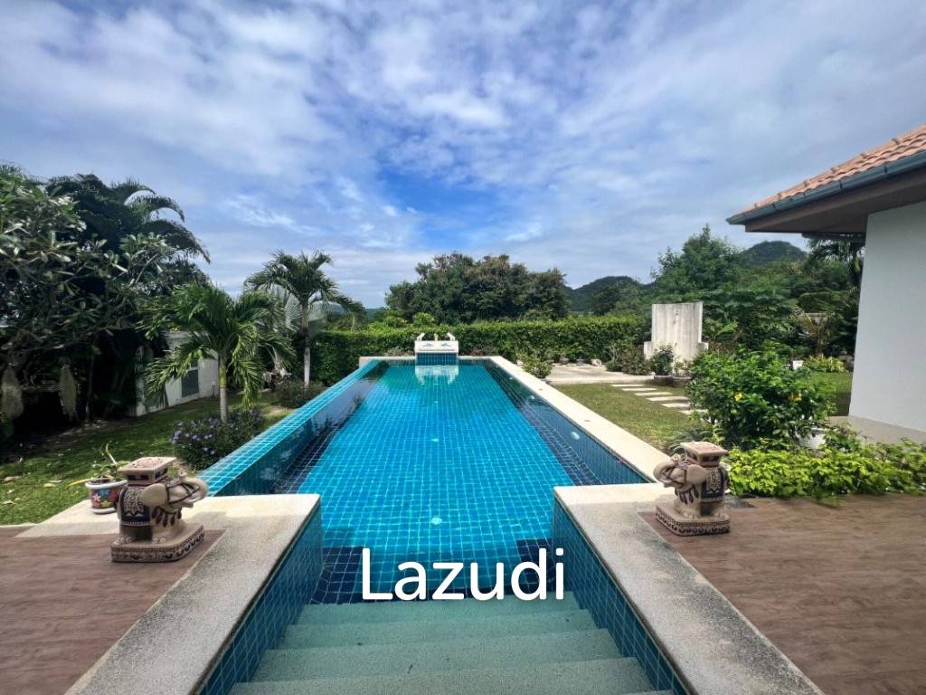 THE VIEWS : Luxury 3 bed pool villa with great views