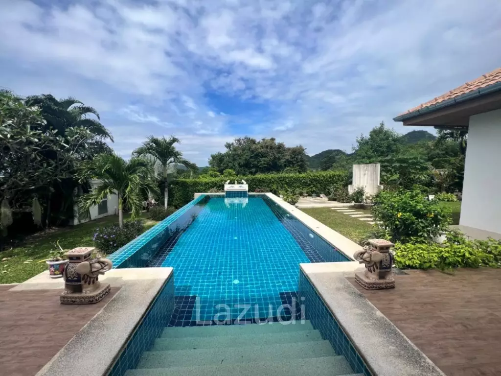 THE VIEWS : Luxury 3 bed pool villa with great views