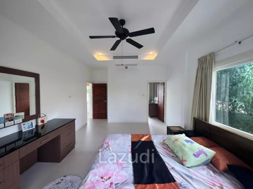 THE VIEWS : Luxury 3 bed pool villa with great views