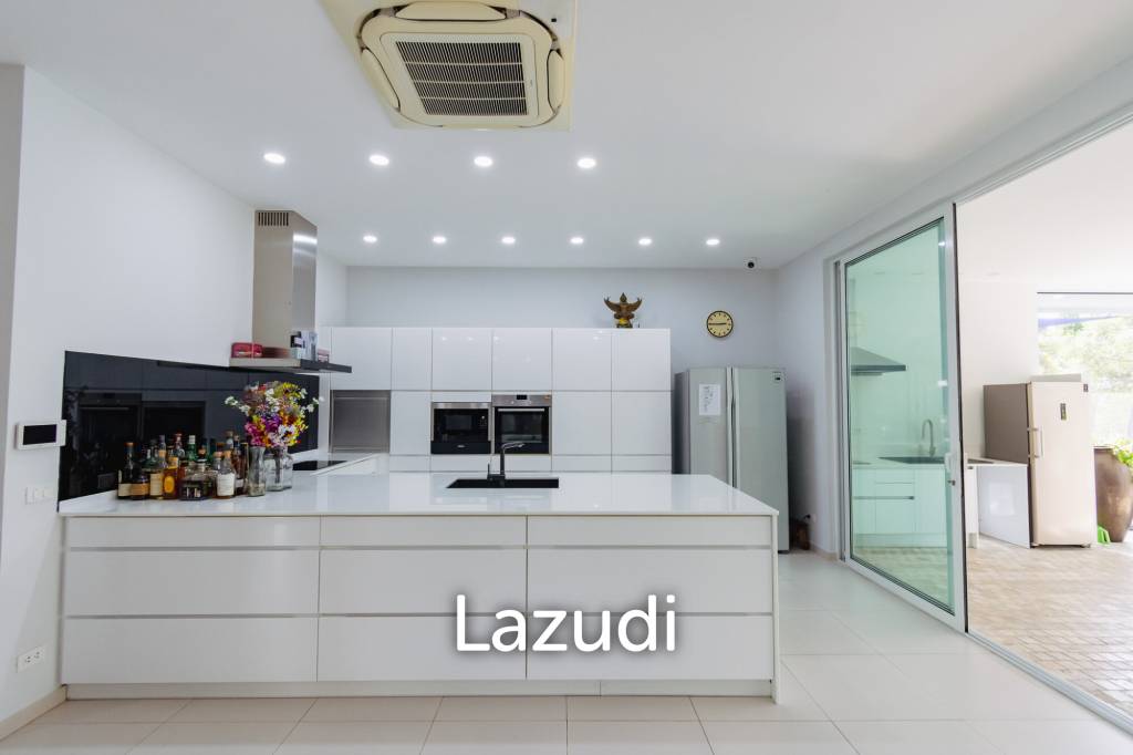 2,544 ตร.ม 3 เตียง 4 อาบน้ำ วิลล่า For ขาย