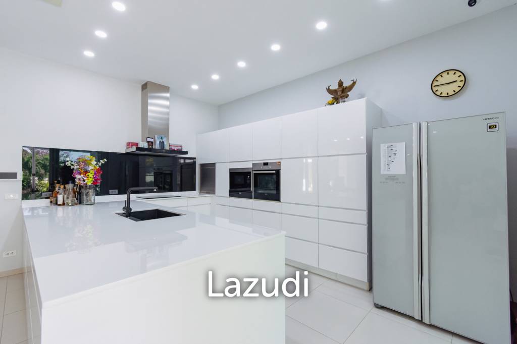 2,544 ตร.ม 3 เตียง 4 อาบน้ำ วิลล่า For ขาย