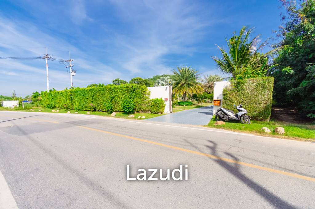 2,544 ตร.ม 3 เตียง 4 อาบน้ำ วิลล่า For ขาย