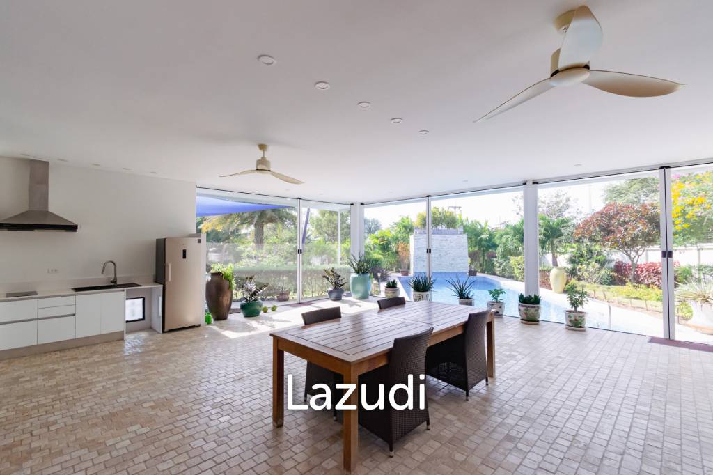 2,544 ตร.ม 3 เตียง 4 อาบน้ำ วิลล่า For ขาย