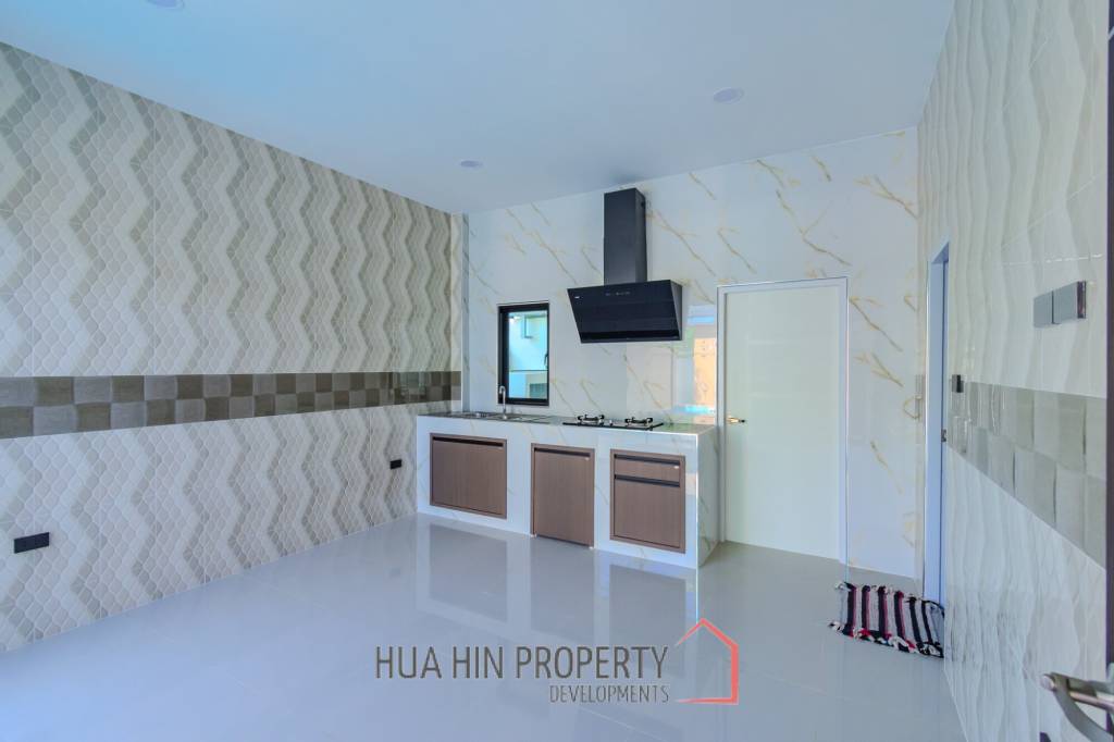 BRAND NEW MODERN SINGLE  VILLA  : 3 bed on soi Rai Land