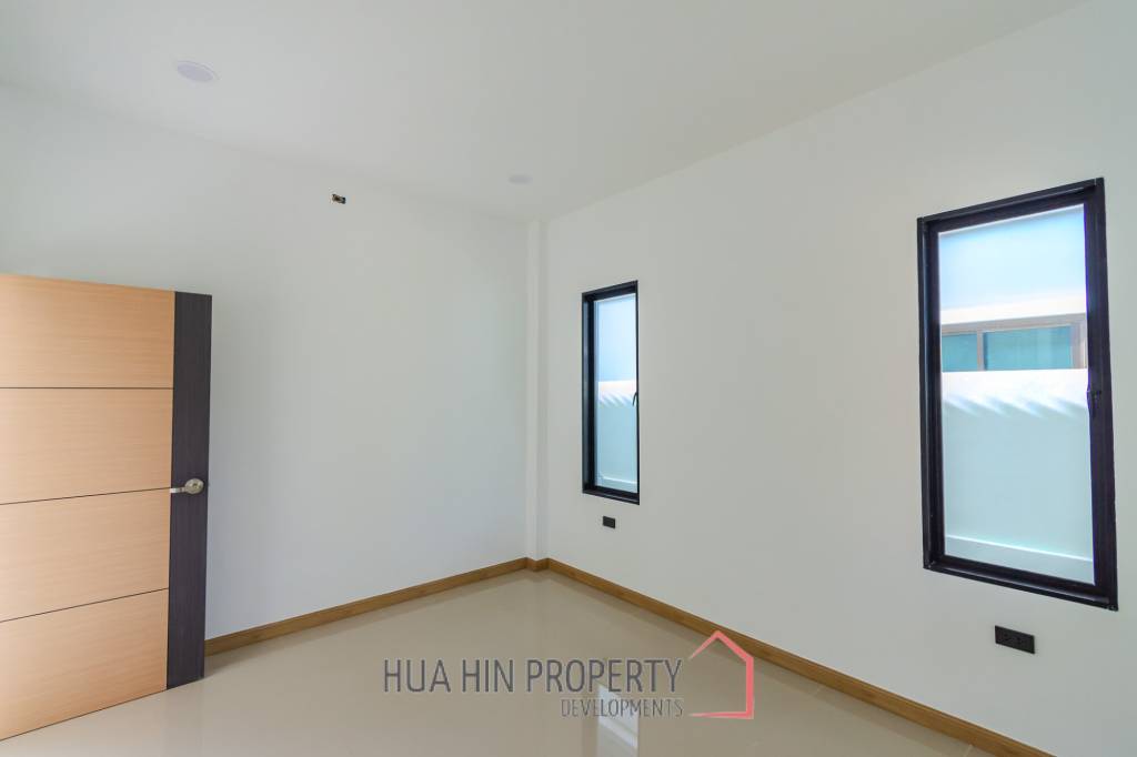 BRAND NEW MODERN SINGLE  VILLA  : 3 bed on soi Rai Land