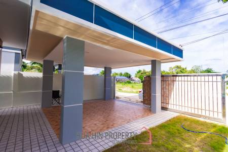 BRAND NEW MODERN SINGLE  VILLA  : 3 bed on soi Rai Land