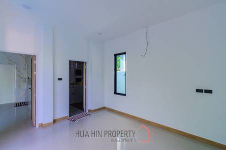 BRAND NEW MODERN SINGLE  VILLA  : 3 bed on soi Rai Land