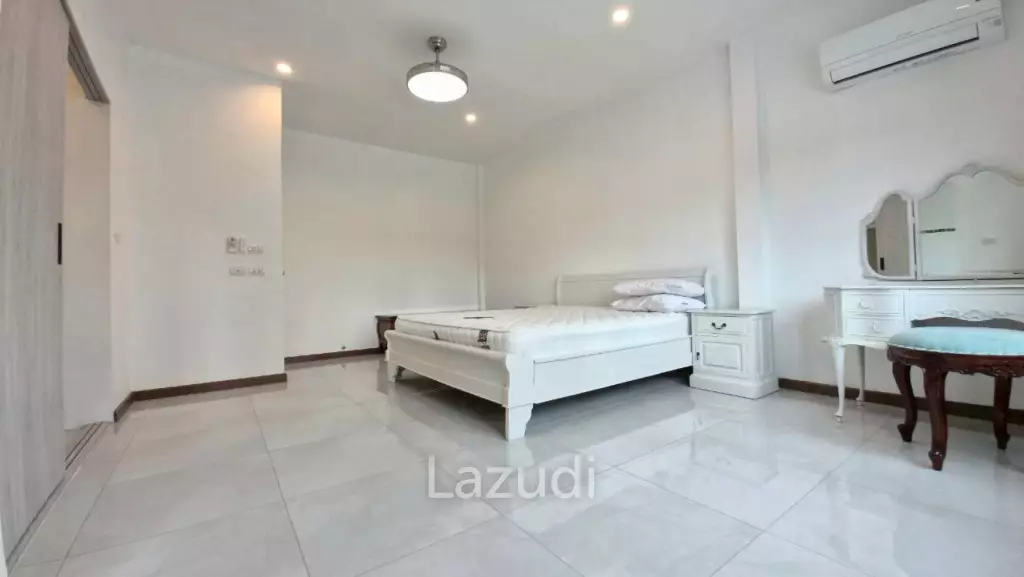 3 Beds 4 Baths 220 SQ.M. Jomtien Beach Paradise