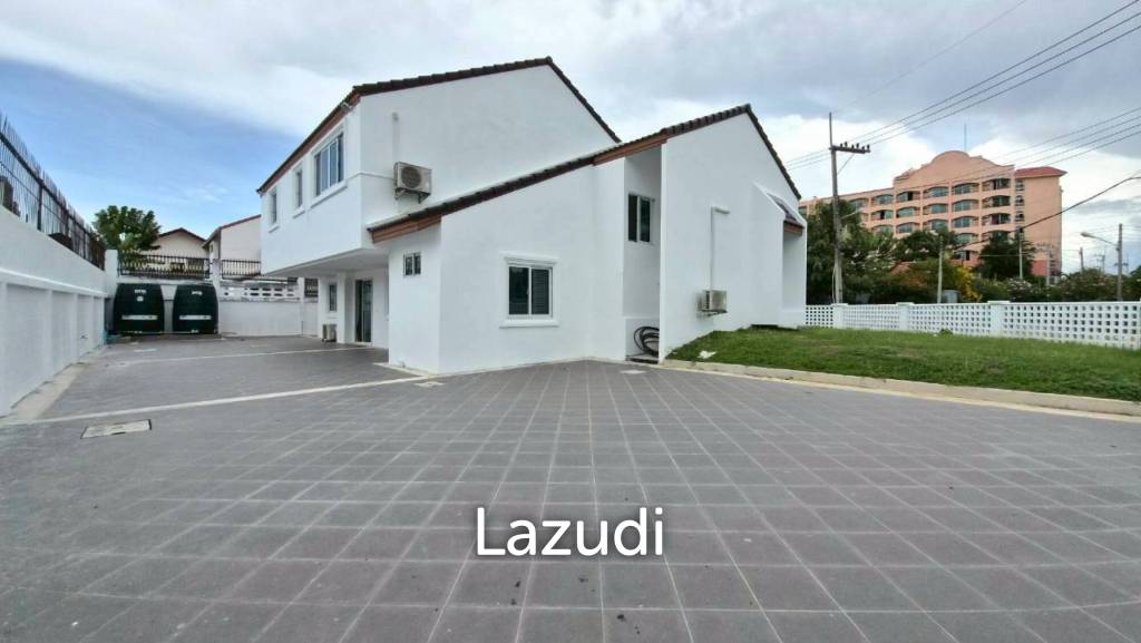 3 Beds 4 Baths 220 SQ.M. Jomtien Beach Paradise