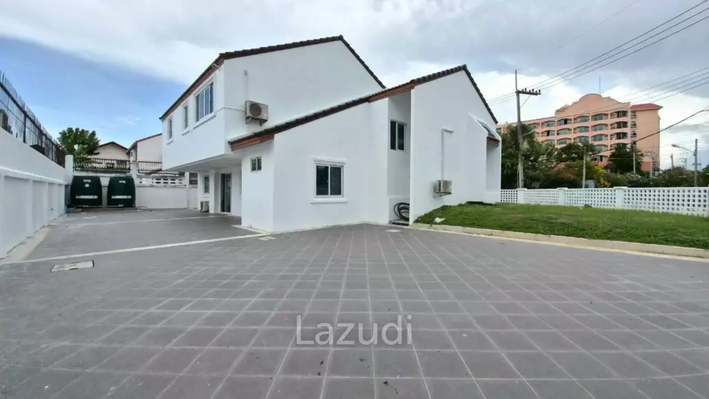 3 Beds 4 Baths 220 SQ.M. Jomtien Beach Paradise