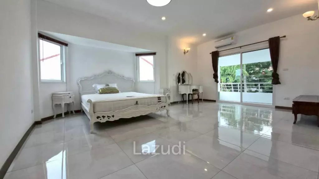 3 Beds 4 Baths 220 SQ.M. Jomtien Beach Paradise
