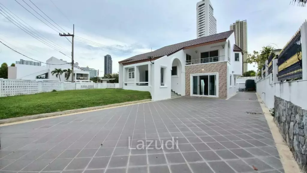 3 Beds 4 Baths 220 SQ.M. Jomtien Beach Paradise