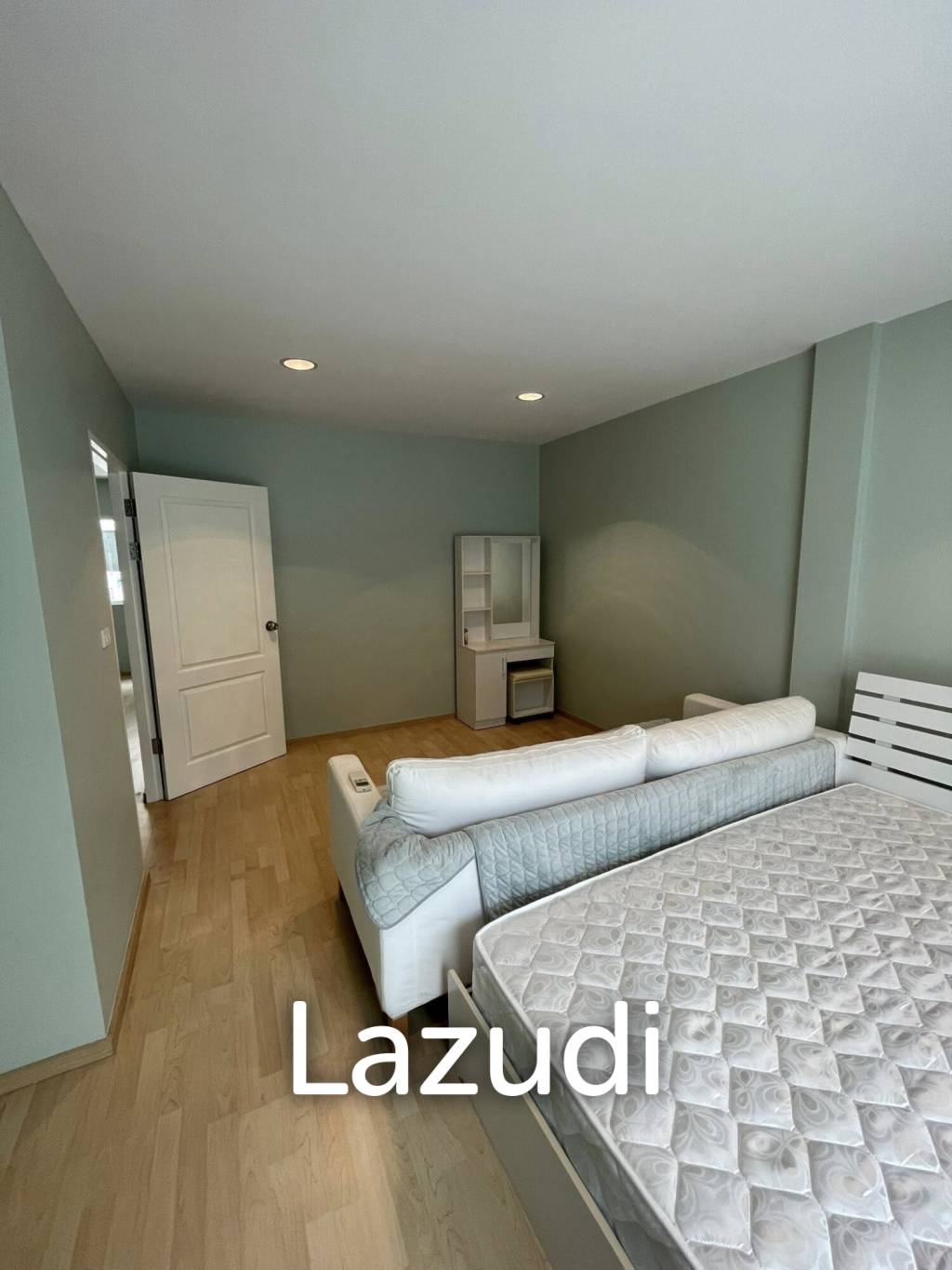 2 Bed 3 Bath 200 SQ.M Noble Cube Pattanakarn