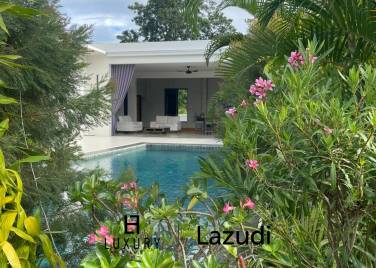 Piscine neuve / plan d'étage ouvert / 10 x 4 mètres Piscine neuve / plan d'étage ouvert / 10 x 4 mètres