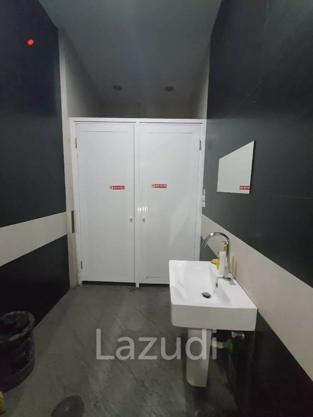 Prime Corner Retail Space in Samphanthawong