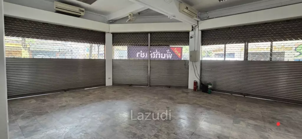 Prime Corner Retail Space in Samphanthawong