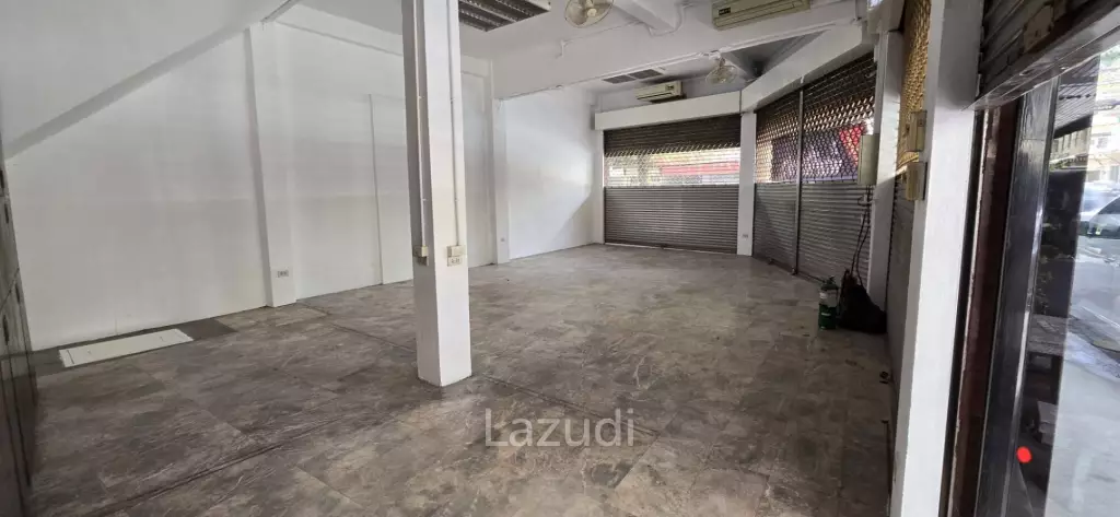 Prime Corner Retail Space in Samphanthawong