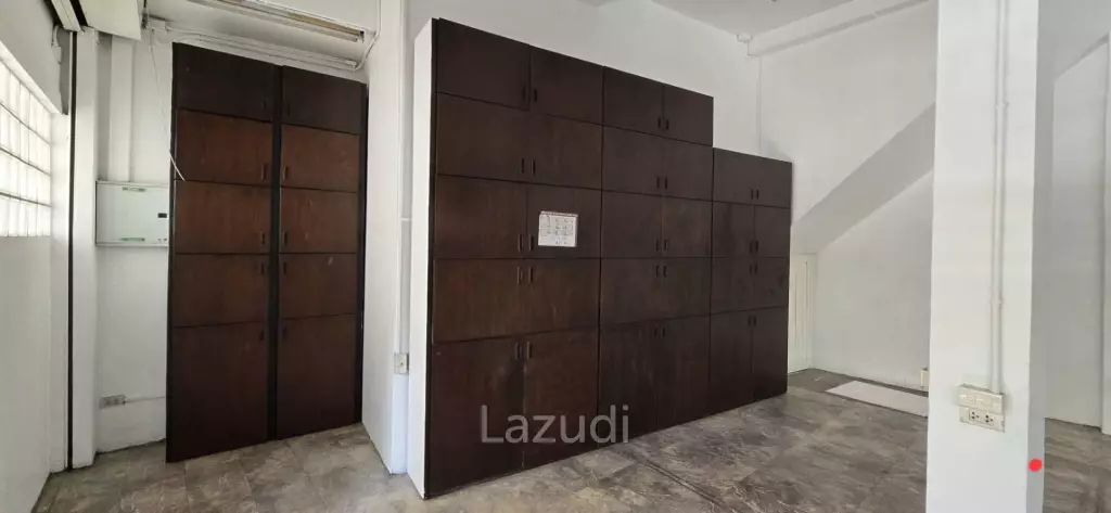 Prime Corner Retail Space in Samphanthawong