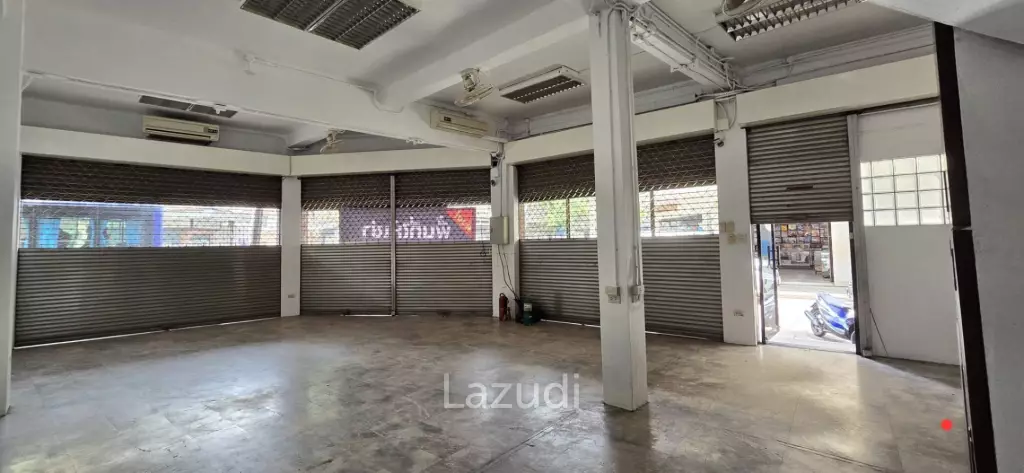 Prime Corner Retail Space in Samphanthawong