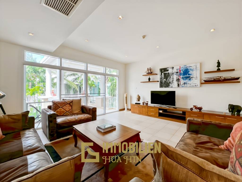 150 qm Wohnfläche / modernes Design / große Poolanlage