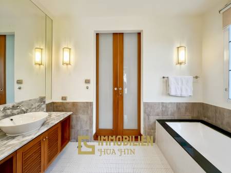 150 qm Wohnfläche / modernes Design / große Poolanlage