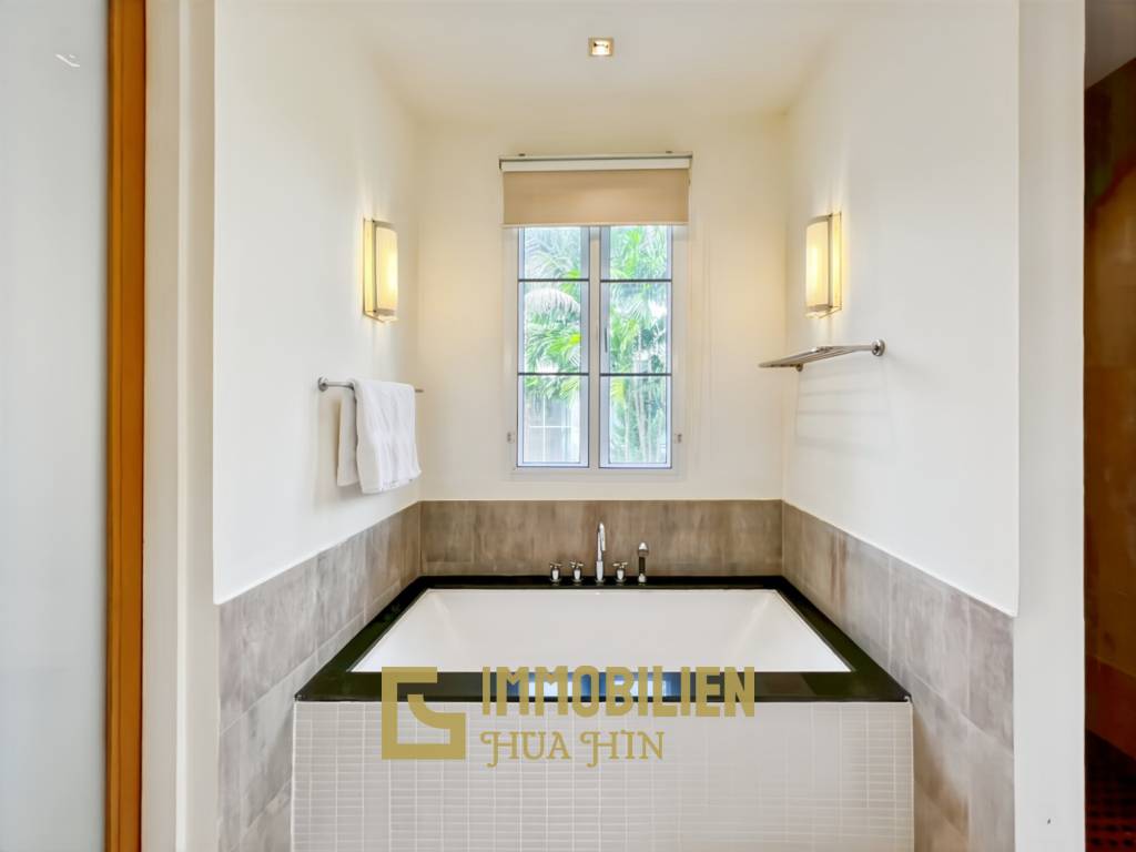 150 qm Wohnfläche / modernes Design / große Poolanlage