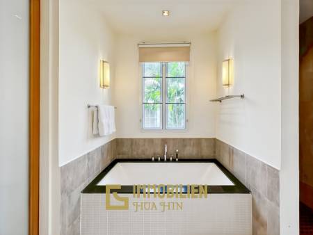 150 qm Wohnfläche / modernes Design / große Poolanlage