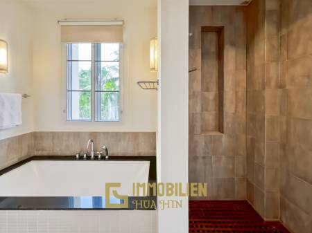 150 qm Wohnfläche / modernes Design / große Poolanlage