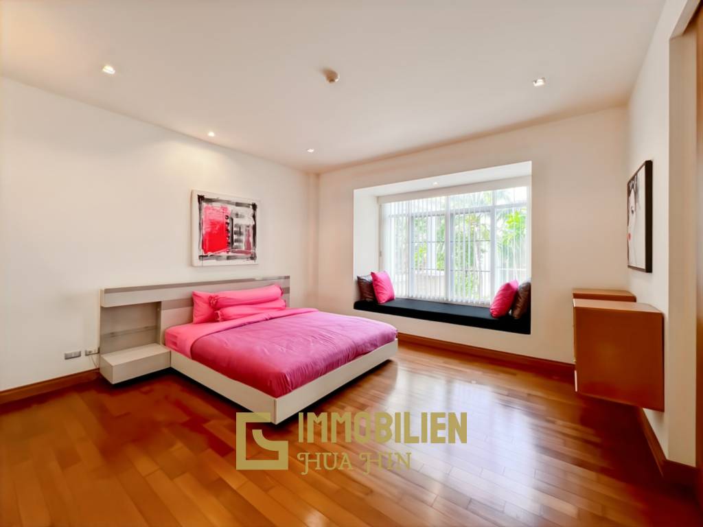 150 qm Wohnfläche / modernes Design / große Poolanlage