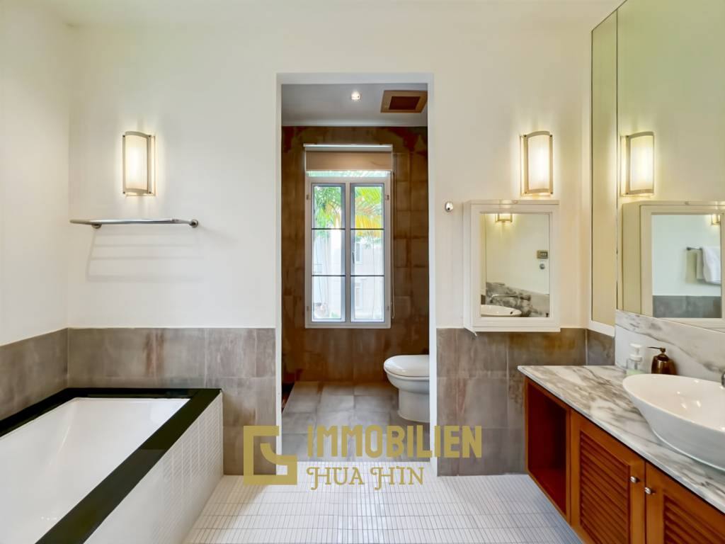 150 qm Wohnfläche / modernes Design / große Poolanlage