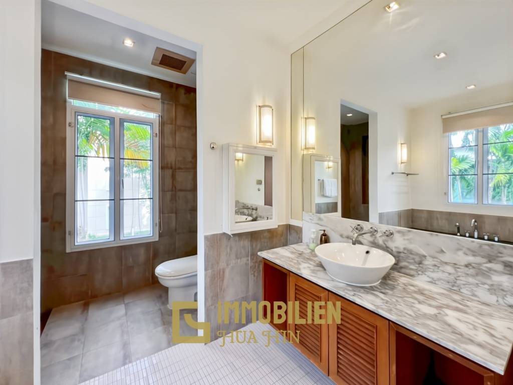 150 qm Wohnfläche / modernes Design / große Poolanlage