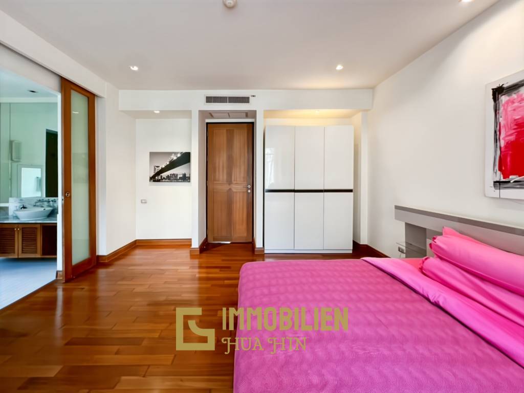 150 qm Wohnfläche / modernes Design / große Poolanlage