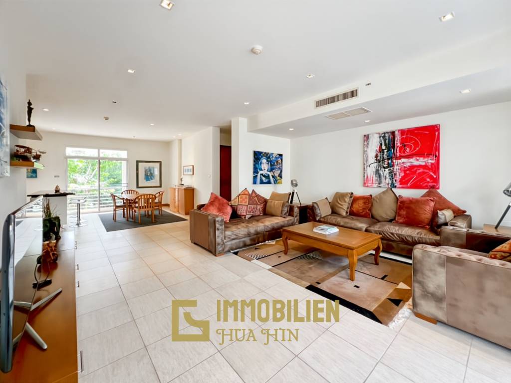 150 qm Wohnfläche / modernes Design / große Poolanlage