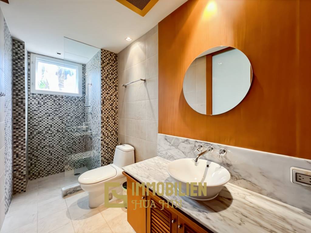 150 qm Wohnfläche / modernes Design / große Poolanlage