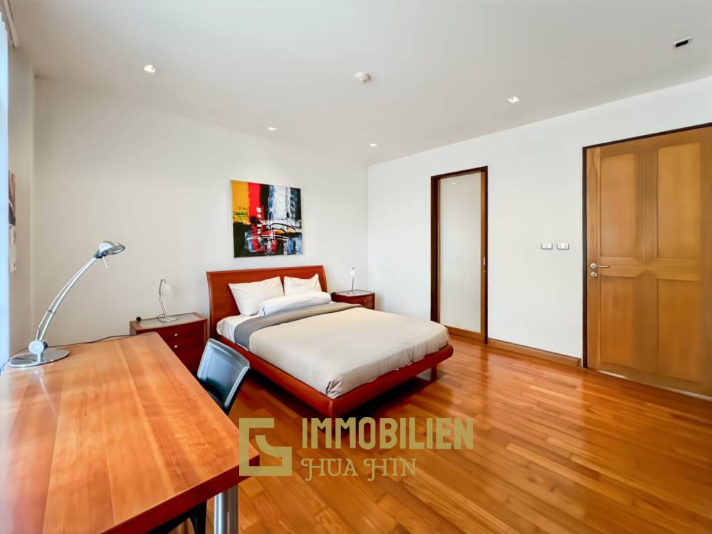 150 qm Wohnfläche / modernes Design / große Poolanlage