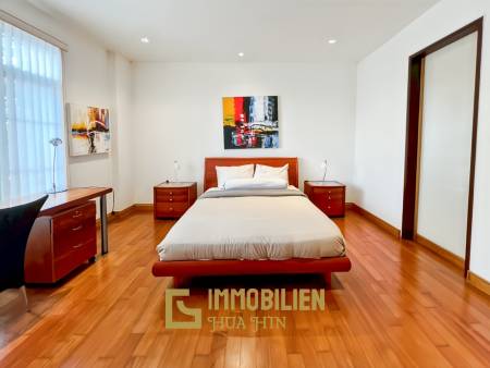 150 qm Wohnfläche / modernes Design / große Poolanlage