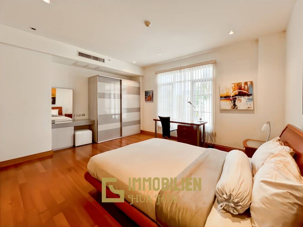 150 qm Wohnfläche / modernes Design / große Poolanlage