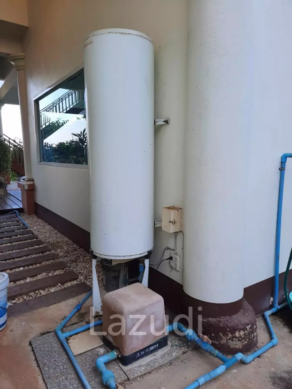 2 Bedrooms House on a Hillside with Mountain views.