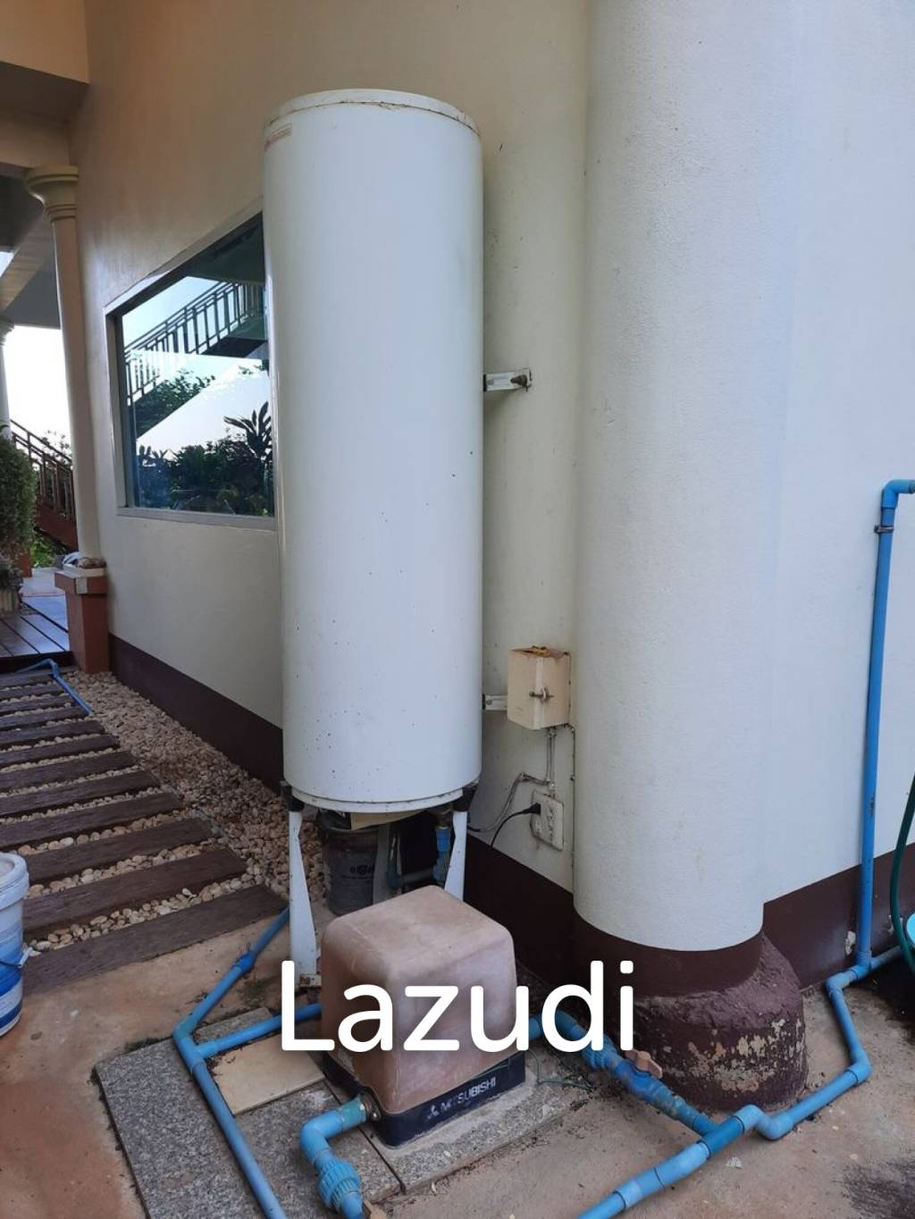 2 Bedrooms House on a Hillside with Mountain views.