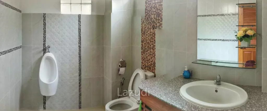 2 Bedrooms House on a Hillside with Mountain views.