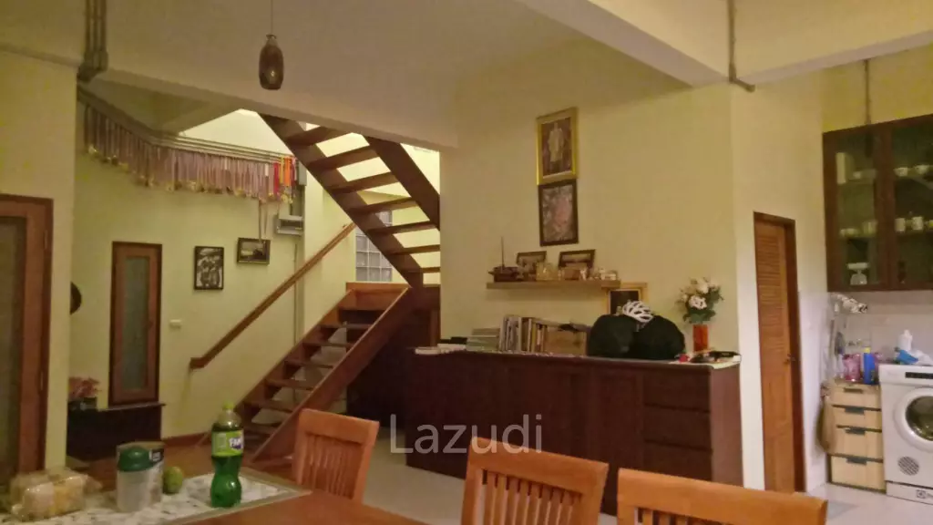 2 Bedrooms House on a Hillside with Mountain views.