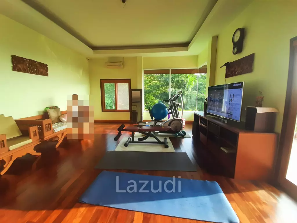 2 Bedrooms House on a Hillside with Mountain views.