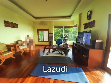 2 Bedrooms House on a Hillside with Mountain views.