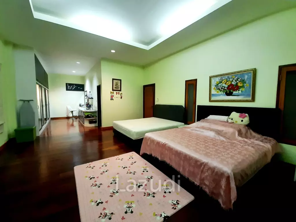 2 Bedrooms House on a Hillside with Mountain views.