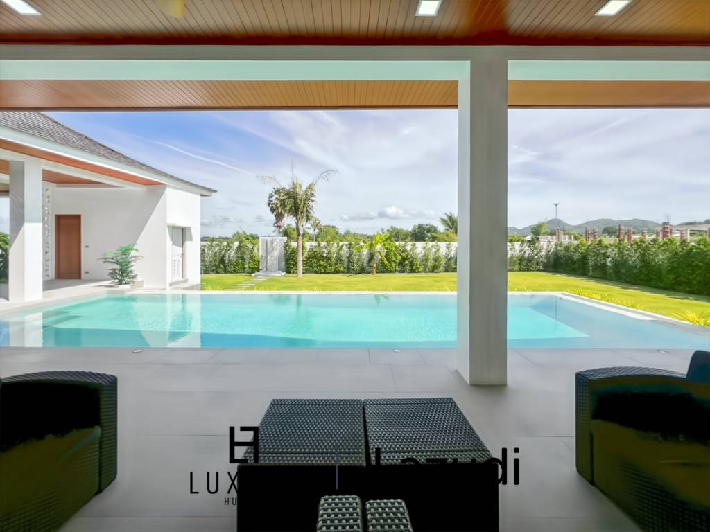 Piscine à débordement de 12 mètres / 4 chambres / terrain de 800 m²