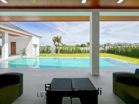 Piscine à débordement de 12 mètres / 4 chambres / terrain de 800 m²