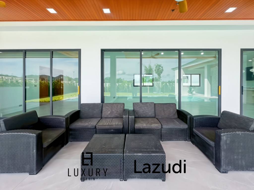 Piscine à débordement de 12 mètres / 4 chambres / terrain de 800 m²