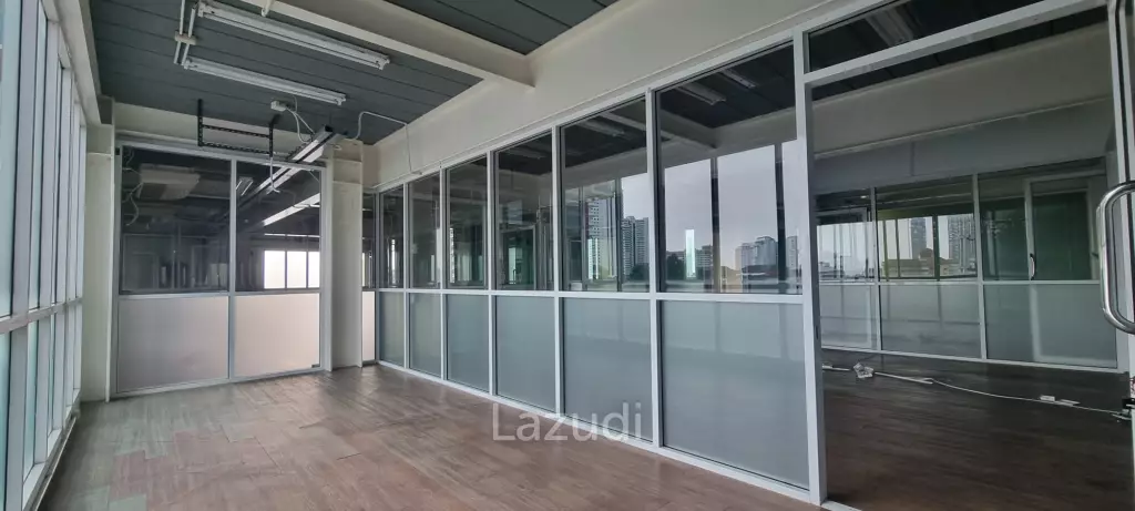 พื้นที่สำนักงานขนาดใหญ่ ชั้น 4 ทำเลดี พร้อมตกแต่งบางส่วน