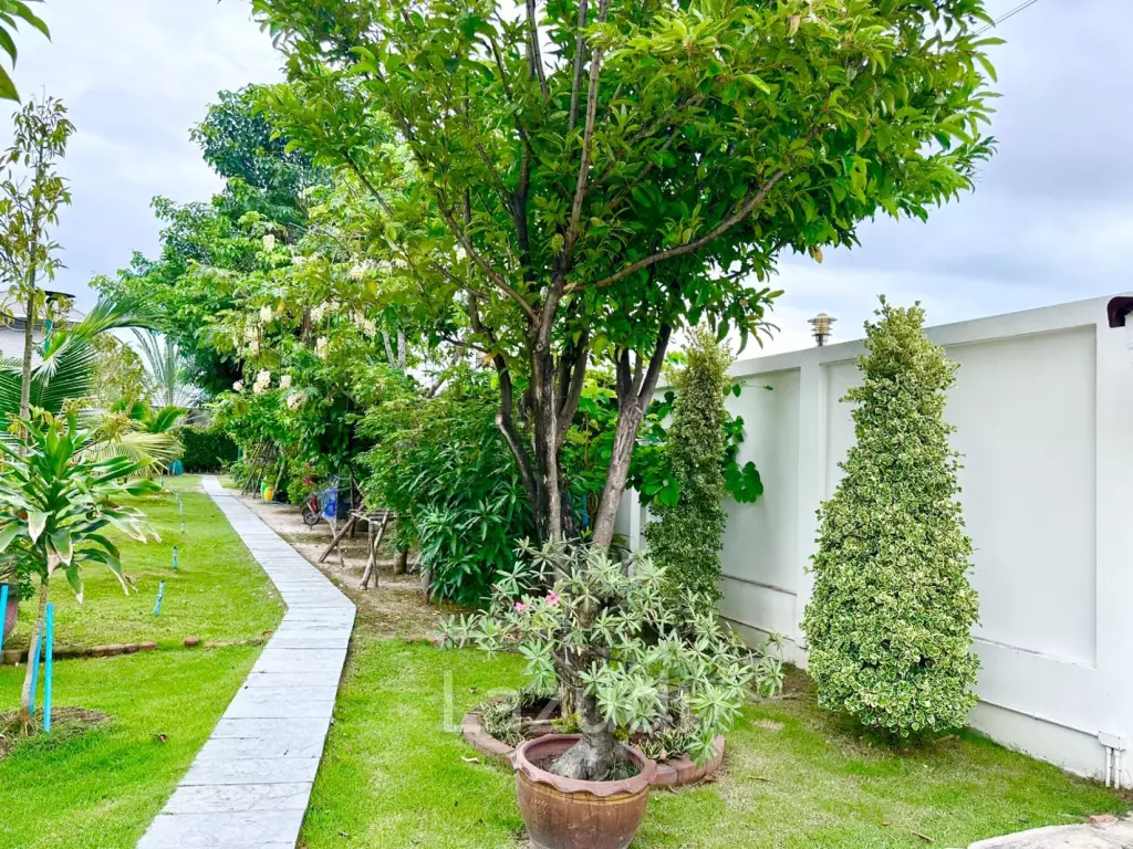 580 sqm modern villa with vast gardens in Hua Hin